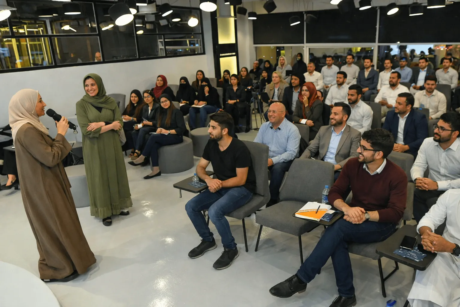 متدربون خلال محاضرة في الأكاديمية